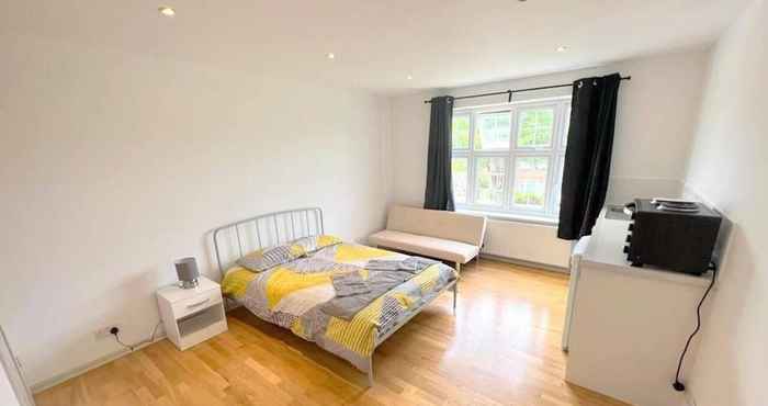 Others Large Triple Studio in South London - Sutton