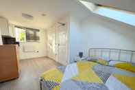 Lainnya New 5-bed & 4 Bathroom House in Croydon