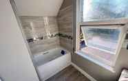 Lain-lain 2 New 5-bed & 4 Bathroom House in Croydon