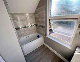 Lainnya 2 New 5-bed & 4 Bathroom House in Croydon