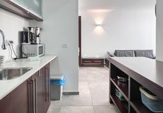 Others 7 2 BR next to Old City with Patio by FeelHome