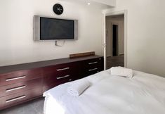 Others 3 2 BR next to Old City with Patio by FeelHome