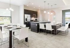 其他 7 6 Bedroom Two Story Pool Home