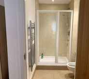 Others 7 Large Private Flat in City Centre Leeds