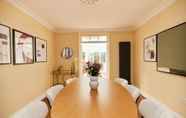 Others 7 The Elmbridge Classic - Elegant 3bdr Flat With Garden