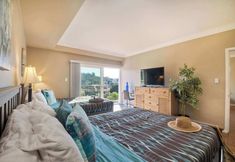 Others 6 Southern Exposure w/ Private Balcony