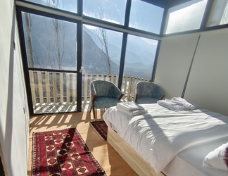 Lainnya 2 Stunning Cliff-edge 2-bedroom Chalet in Karimabad