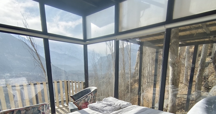 Lainnya Stunning Cliff-edge 2-bedroom Chalet in Karimabad