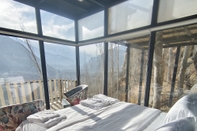 Lainnya Stunning Cliff-edge 2-bedroom Chalet in Karimabad