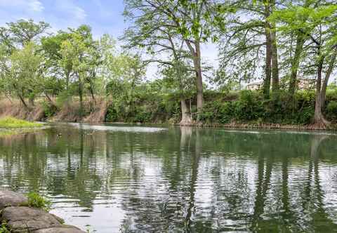 Khác Gruene Outpost River Lodge