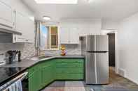 Khác Stylish Green n Gold 2BR 1Bath Apartment