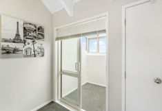 その他 2 A Home away from Home - Netflix -Parking