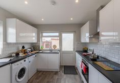 Others 4 Altham Place-fully Refurbished 2-bath Bungalow