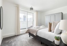 Others 5 The Canary Wharf Collection