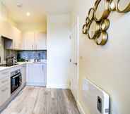 Lainnya 6 Beautiful 1-bed Apartment in Cheam, Sutton