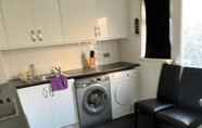 Khác 5 Beautiful 2-bed House in Grays