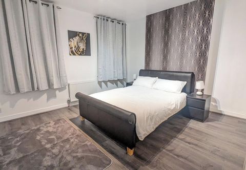 อื่นๆ 4-bedroom House Sleeps 8 - Free Parking - Garden