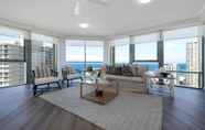 Others 7 Stunning 3-bed Apt in Surfers Paradise w/ Parking