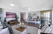 Lainnya 5 Stunning 3-bed Apt in Surfers Paradise w/ Parking