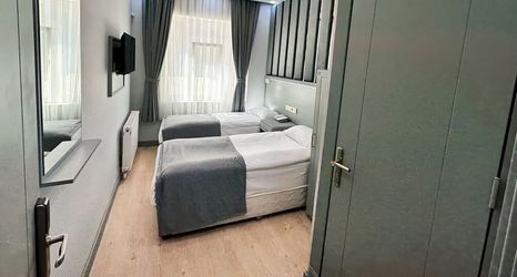 Lain-lain 2 Crowned Plus Hotel