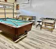 Others 4 DT Reno - 4BR Home w Patio BBQ Grill Games Room