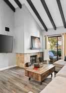 Imej utama Chic Sacramento Condo w Pool Balcony Fireplace