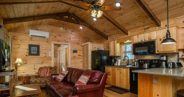 อื่นๆ Creekside Log Cabin in Pisgah Forest