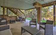 Lain-lain 7 Pine Retreat Cabin With Deck, Hot Tub & Pond!