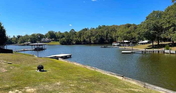 Lainnya Pet-friendly Lakefront Retreat w/ Deck & Dock