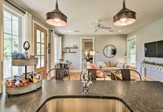 Others 7 12 Mi to Tcu: Fort Worth Cottage w/ Farmland Views