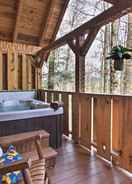 Imej utama Honey Bear Pause: Rural Escape w/ Porch & Hot Tub!