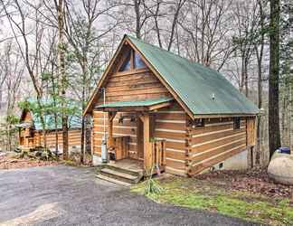 Others 2 Honey Bear Pause: Rural Escape w/ Porch & Hot Tub!