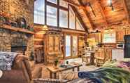 Others 6 Honey Bear Pause: Rural Escape w/ Porch & Hot Tub!