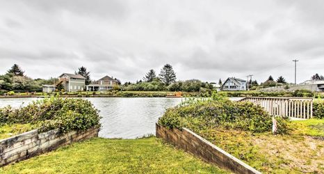 Others 2 Ocean Shores House w/ Hot Tub - Walk to Beach