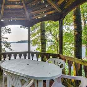 Primary image1哈里斯維爾湖濱小屋,附碼頭和露台度假屋,刘易斯县飯店