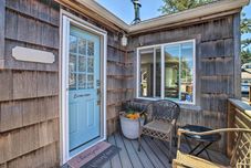 Others Quaint 'sur La Mer' Cottage w/ Deck, Fire Pit