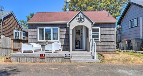 Others 2 Quaint 'sur La Mer' Cottage w/ Deck, Fire Pit