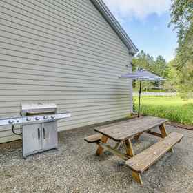 Interior1Renovated Catskills Farmhouse w/ Game Room!,特拉华县飯店