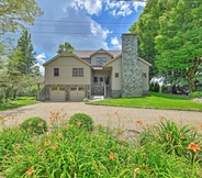 Lain-lain 3 Charming Historic Family Home w/ Mountain Views!