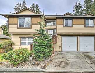 Others 2 Convenient Everett Home w/ Private Deck