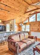 Imej utama Rustic Cabin w/ Mountain Views & Private Deck!