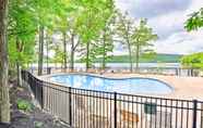 Lainnya 7 Chic Poconos Retreat Next to Boulder Lake!