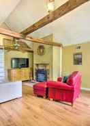 Imej utama Charming Farm Cottage w/ Fire Pit + Grill!