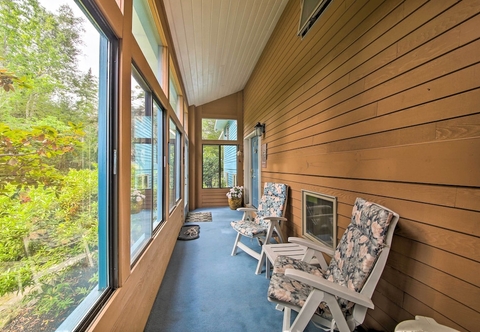 Others Charming Retreat w/ Deck ~ 4 Mi From Casco Bay!