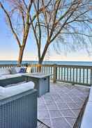 Imej utama Lakefront Lexington Escape: Steps to Beach!