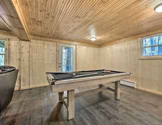 Khác 2 Sleek Homestead w/ Deck, Fire Pit & Game Room!