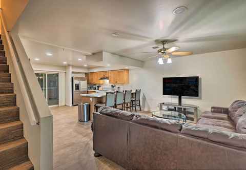 Lain-lain Convenient Bakersfield Townhome With Patio!