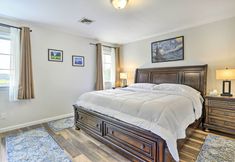 其他 6 Ideally Located Glen Cove Apartment!