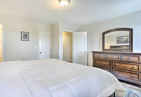 其他 Ideally Located Glen Cove Apartment!