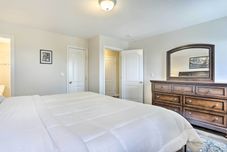 其他 Ideally Located Glen Cove Apartment!